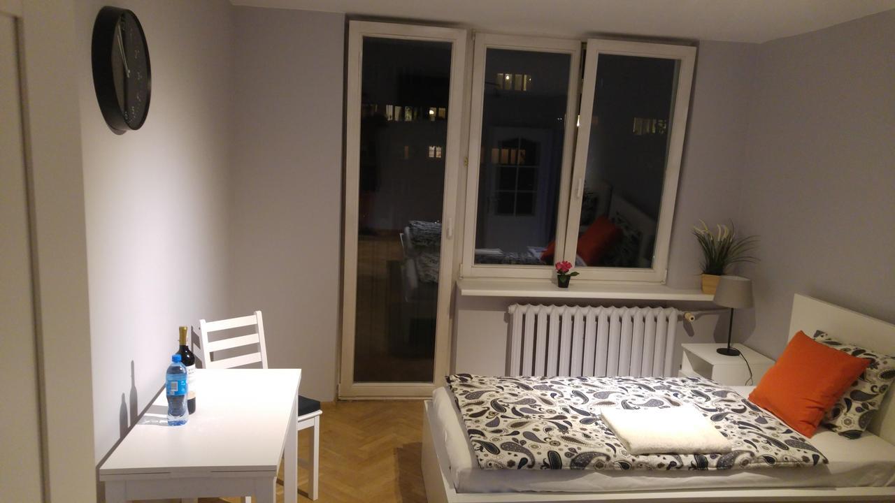 Rent0Nline Niepodleglosci Rooms Metroワルシャワ エクステリア 写真